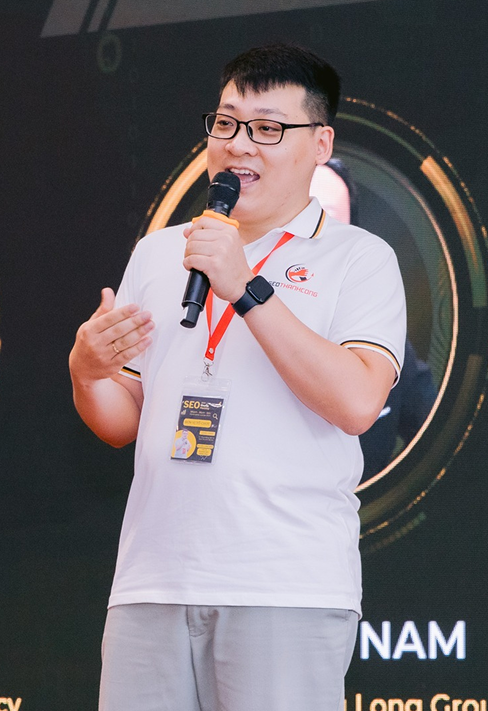 Nguyễn Công Minh trên sân khấu sự kiện SEO