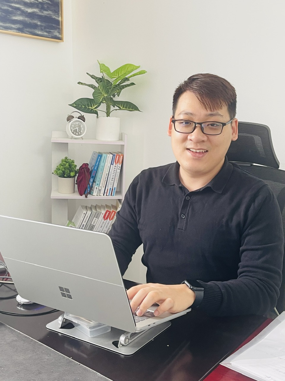 Chuyên gia SEO Nguyễn Công Minh làm việc tại văn phòng MinhDigi